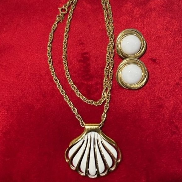 🏖️Crown TRIFARI Gold White Enamel Shell Pendant Necklace with Earrings - Picture 5 of 8